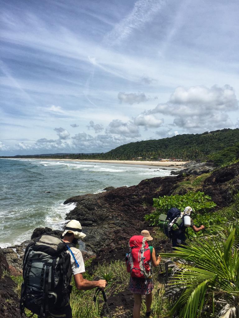 Aventureiro com mochila se preparando para a trilha